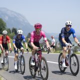 Stefan Küng (à droite) et Mauro Schmid (à gauche, en rouge) ont fait presque toute la course en tête avant de se faire rattraper par le peloton. KEYSTONE/GIAN EHRENZELLER